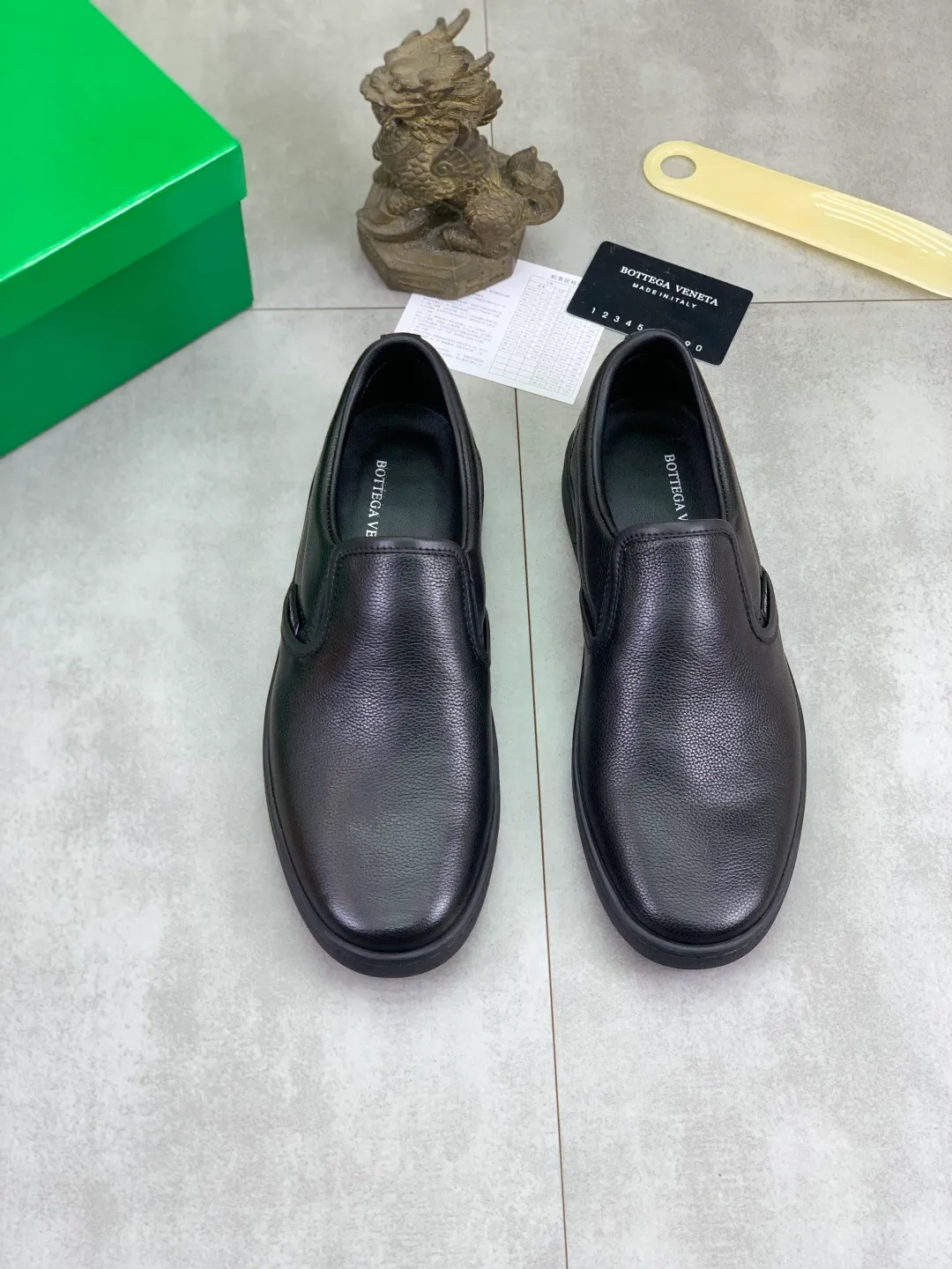 Men's shoes 💰P520 [New model] Water-dyed cow leather 💰High-quality business casual shoes 💎💎💎 BOTTEGA VENETA official website synchronizes the latest top version of BV in the market, accepts material comparison, shoe type comparison, process comparison, practical and textured, versatile and suitable for any occasion, the more you look at it, the more flavorful it becomes. Pure hand-woven craftsmanship - Upper material, hand-woven calfskin imported from Italy 🇮🇹 - High-quality water-dyed cowhide lining - Original private model customized outsole -Size: 39-45 Color: black or brown optional